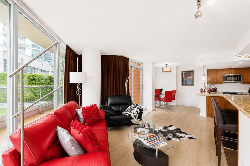 Modern 2BR Luxury Apartment - Amazing Location, Steps To Everything! Apartment in Vancouver