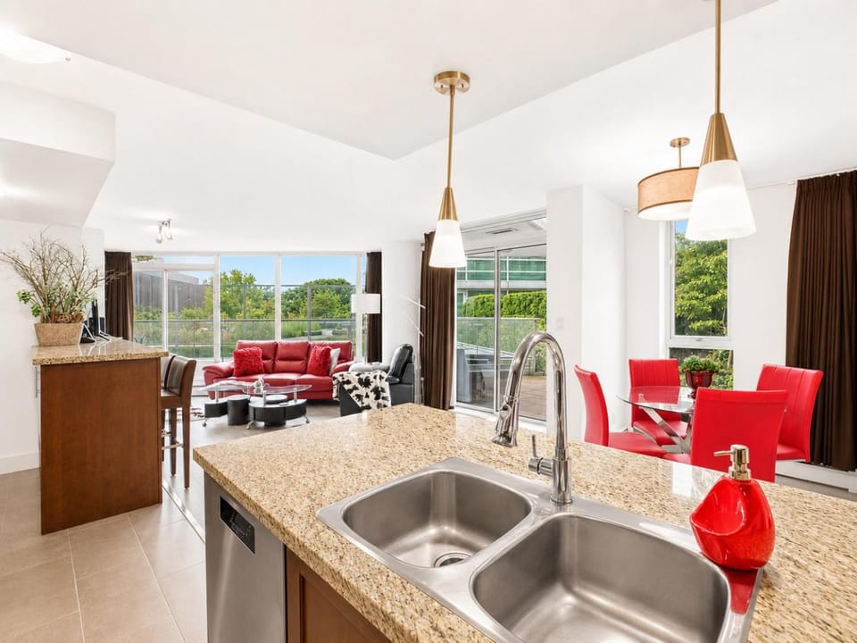 Modern 2BR Luxury Apartment - Amazing Location, Steps To Everything! Apartment in Vancouver