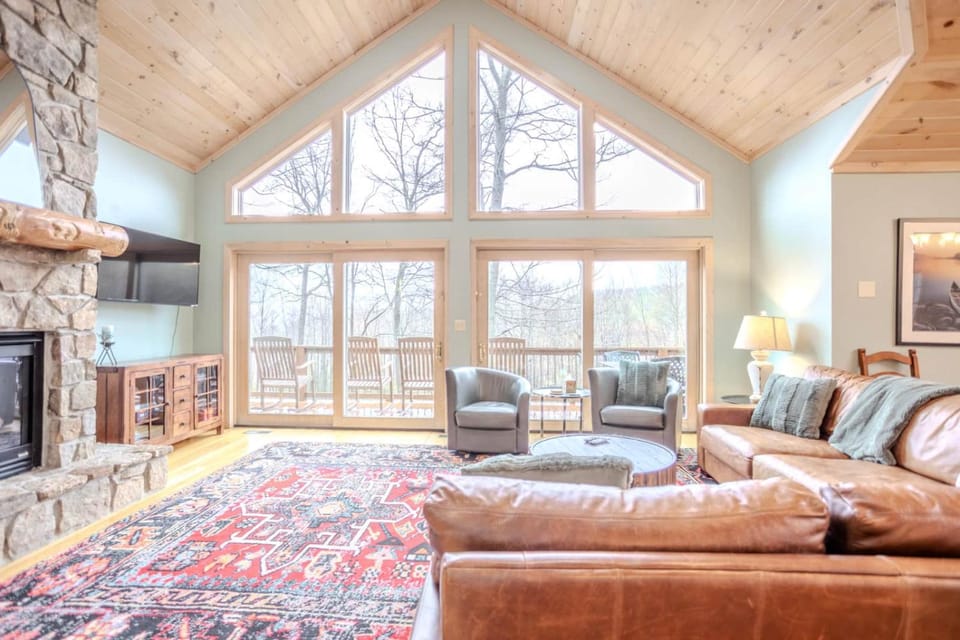 Vaulted Views Stone Lodge House in Deep Creek Lake
