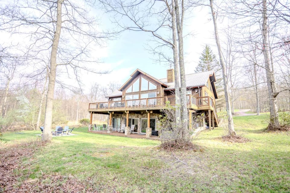 Vaulted Views Stone Lodge House in Deep Creek Lake