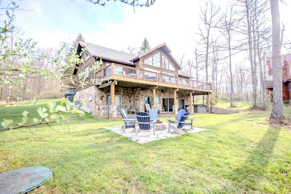 Vaulted Views Stone Lodge House in Deep Creek Lake