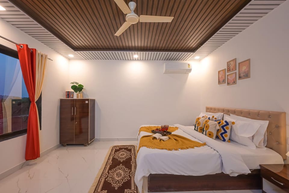 Bed, View (from property/room), Photo of the whole room, Bedroom