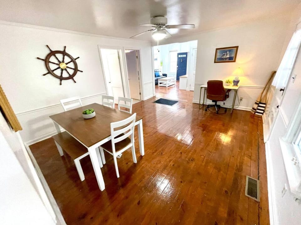 Coastal Cape Cod w/ King Bed, Game Room, & Bikes! House in Vermilion