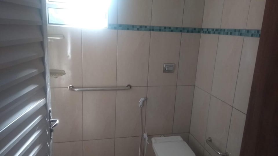 Edícula 2 quartos banheiro cozinha externa churrasqueira e piscina com ducha e lavabo House in Peruíbe