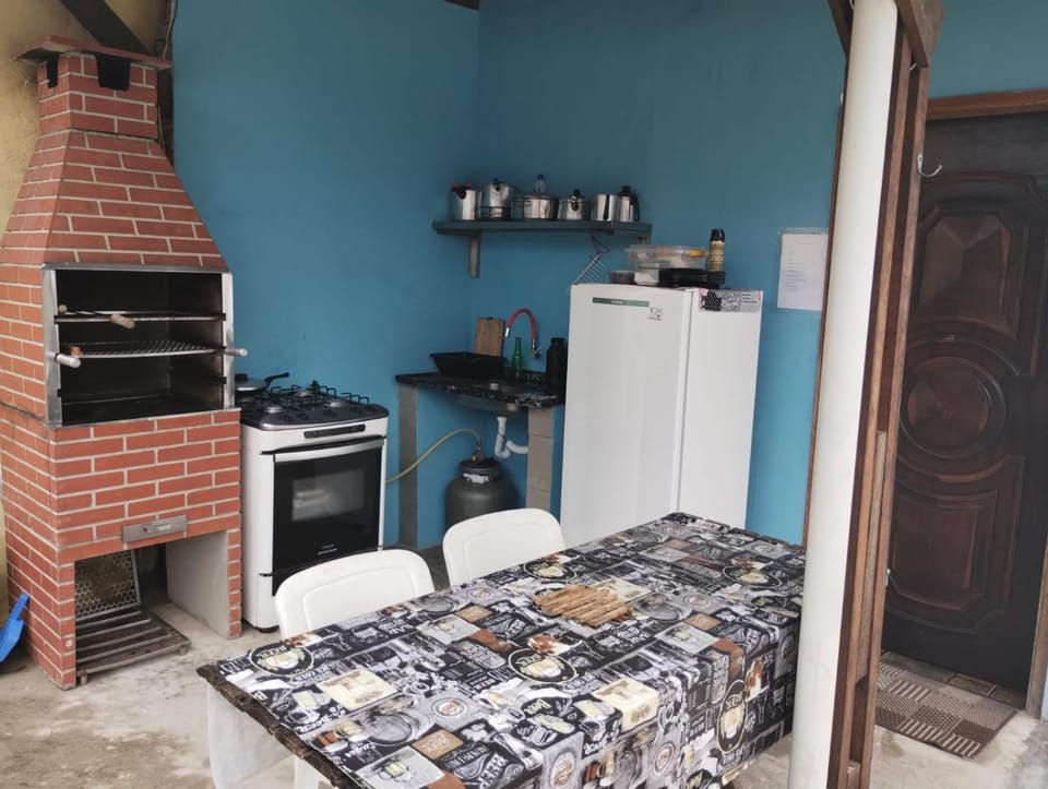 Edícula 2 quartos banheiro cozinha externa churrasqueira e piscina com ducha e lavabo House in Peruíbe