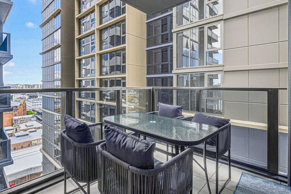 Patio, Day, View (from property/room), Balcony/Terrace, Seating area, City view