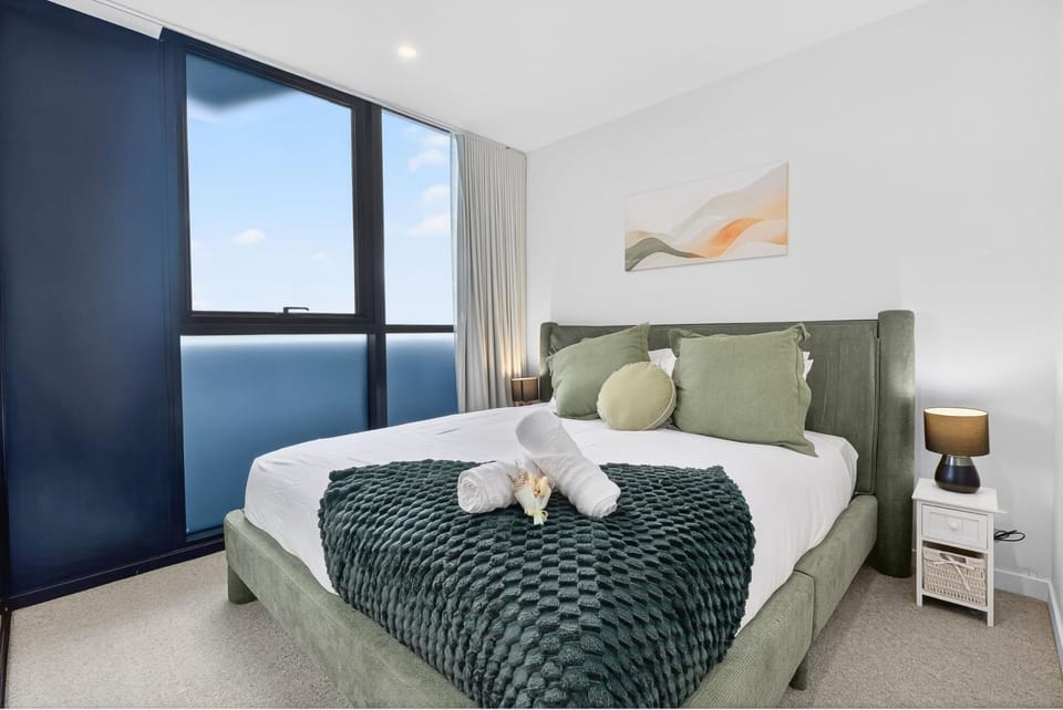 Bed, Photo of the whole room, Bedroom, towels