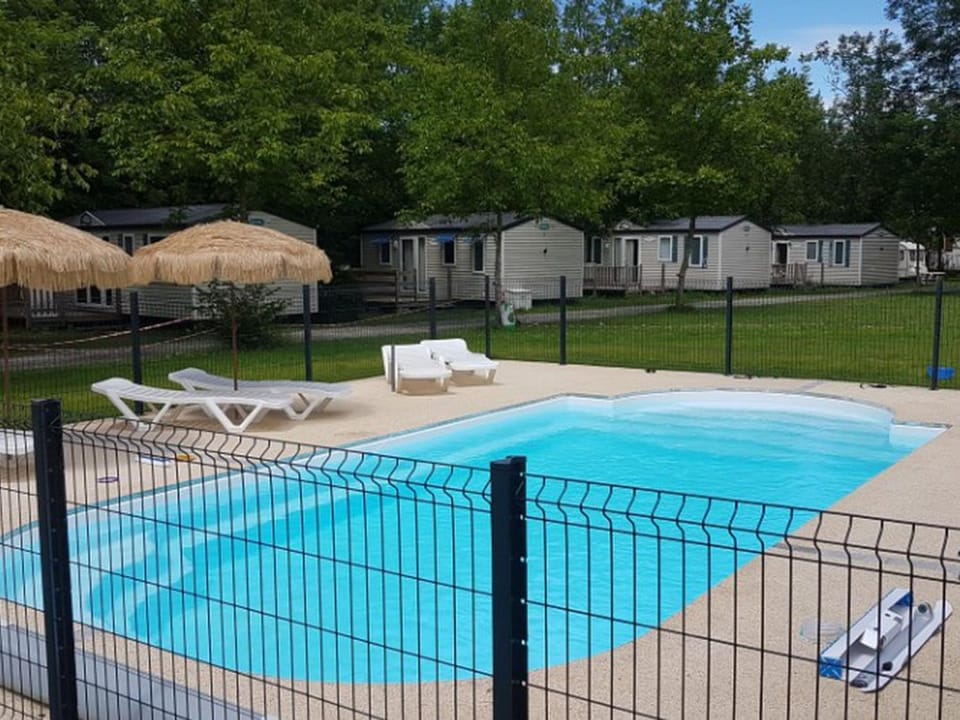 Mobil-home avec terrasse - 5 pers. - API-1-52-1987 Campground/ 
RV Resort in French Basque Country