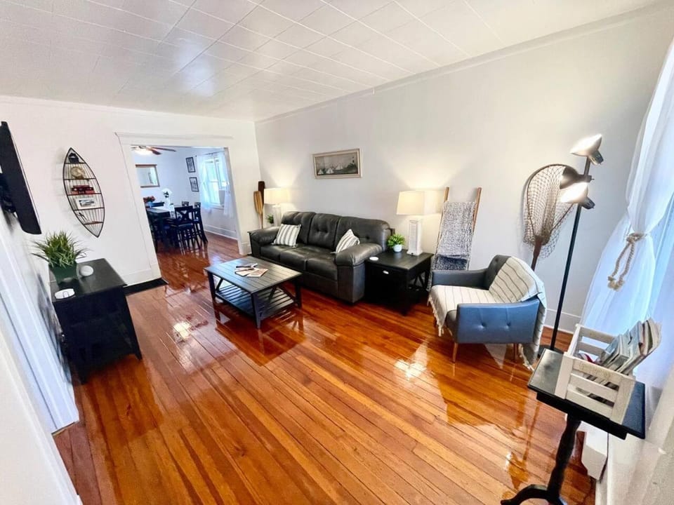 ENTIRE UNIT- Charming Century Home in Harbour Town House in Vermilion