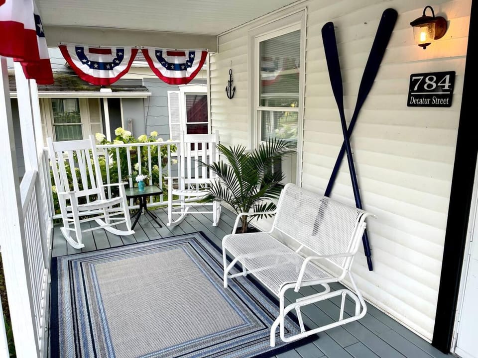 ENTIRE UNIT- Charming Century Home in Harbour Town House in Vermilion