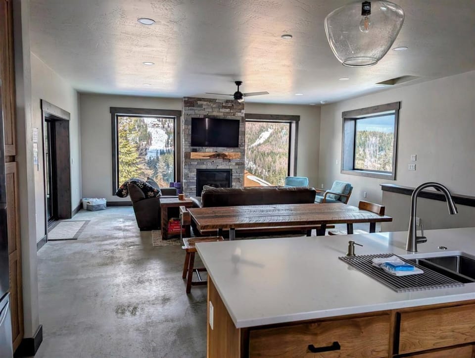 TV and multimedia, Living room, Seating area, Dining area, Mountain view, fireplace