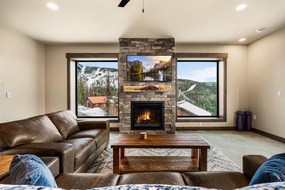 TV and multimedia, Seating area, Mountain view, fireplace