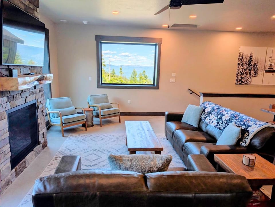TV and multimedia, View (from property/room), Living room, Seating area, Evening entertainment, Mountain view, fireplace