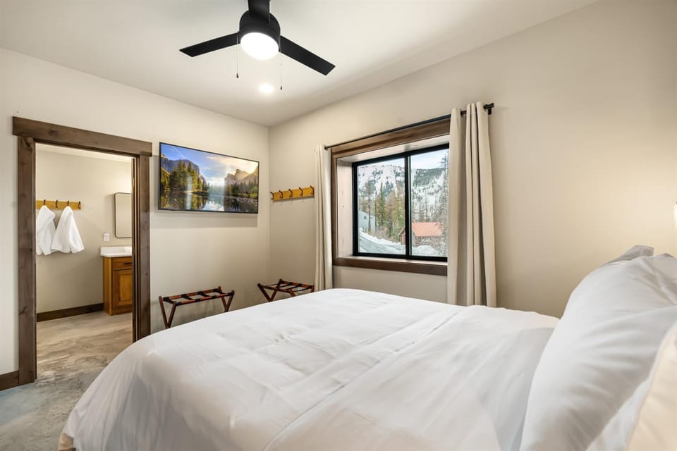 Bathroom, TV and multimedia, Photo of the whole room, Bedroom, Mountain view