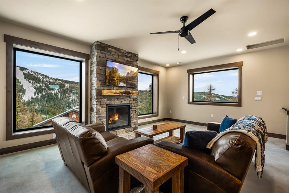 TV and multimedia, Living room, Seating area, Evening entertainment, Mountain view, fireplace