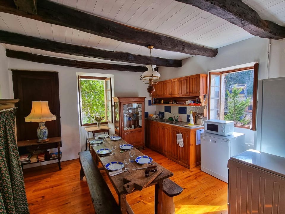 Kitchen or kitchenette, Dining area