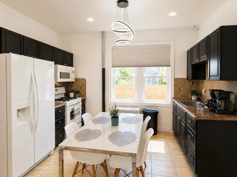 Coffee/tea facilities, Kitchen or kitchenette, Dining area, microwave, stove
