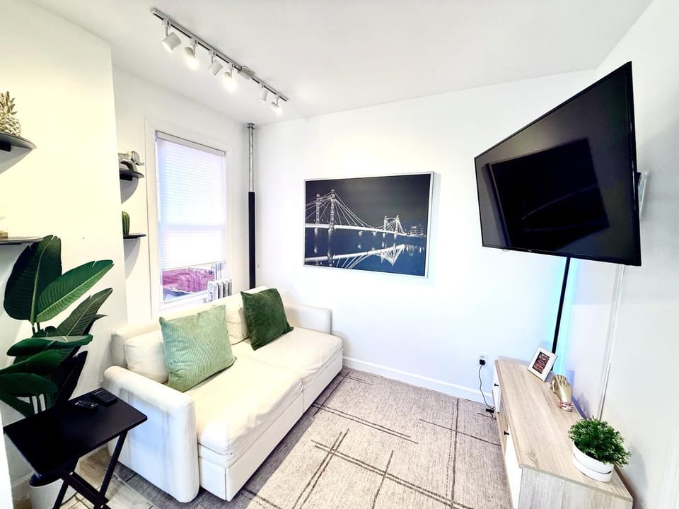TV and multimedia, Living room, Decorative detail, Seating area