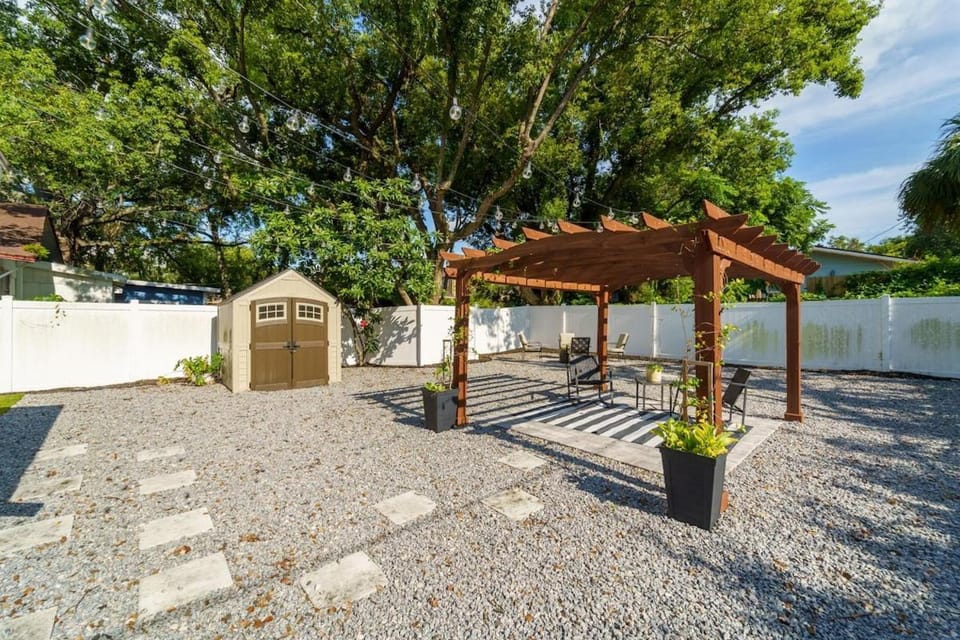 Cozy bungalow with Luxe Yard, Firepit, Pergola Area House in Tampa