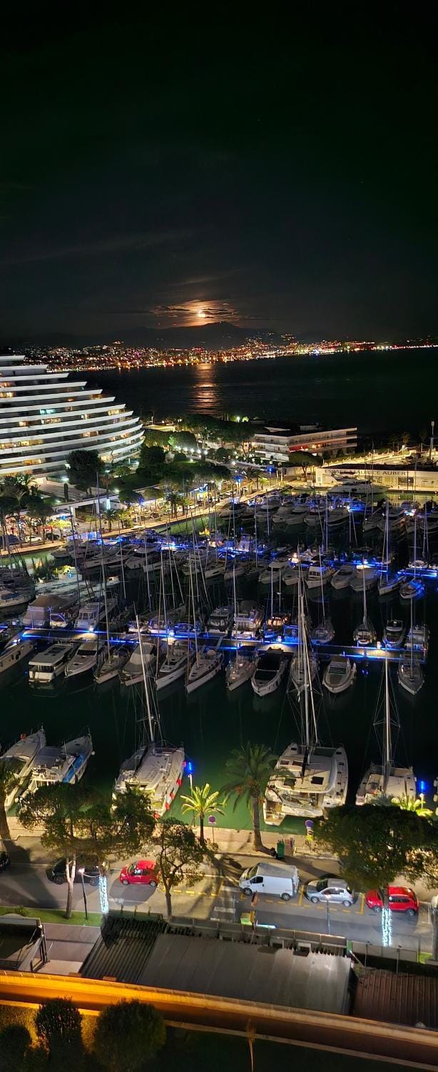 Le Balcon des Anges Vue Mer Panoramique Sur L 'Azur Parking gratuit Apartment in Villeneuve-Loubet