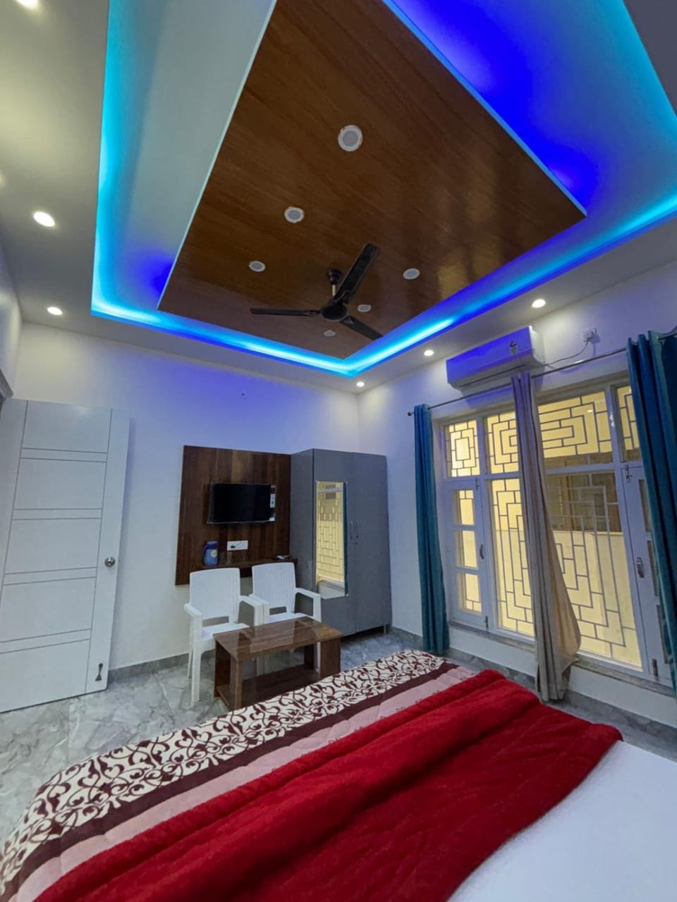 Bed, TV and multimedia, Photo of the whole room, Seating area, Bedroom