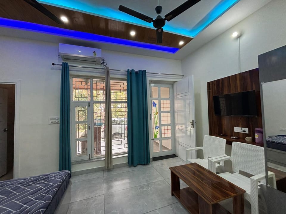 Bed, TV and multimedia, Seating area, Bedroom, air conditioner