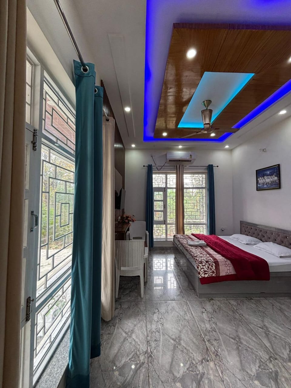 Bed, TV and multimedia, Photo of the whole room, Bedroom