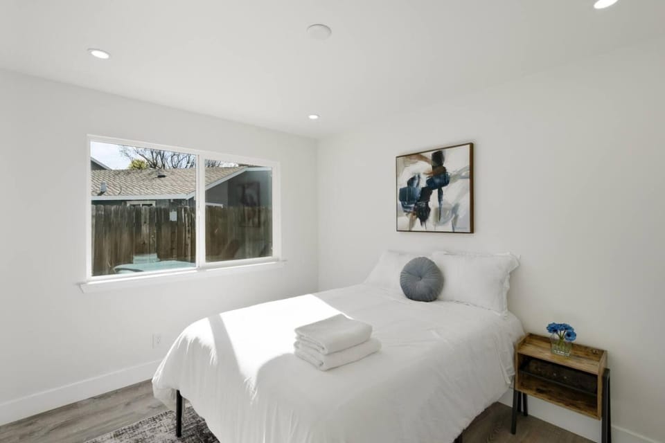 Bed, Photo of the whole room, Bedroom, towels