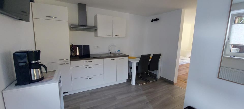 Coffee/tea facilities, Kitchen or kitchenette, Dining area, stove, toaster