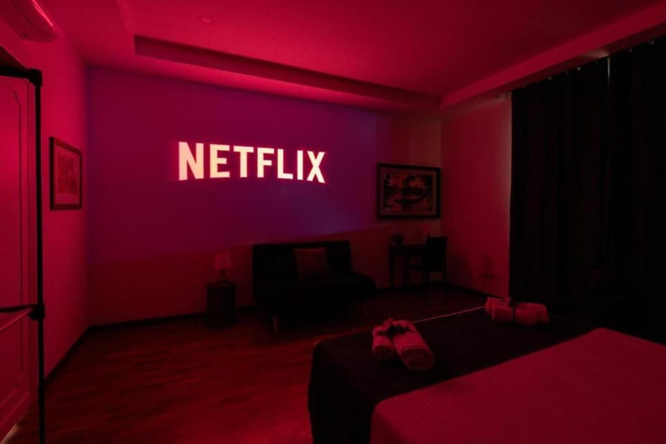 Bed, TV and multimedia, Photo of the whole room, Bedroom