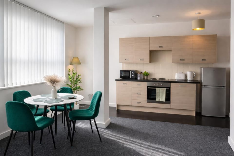 Coffee/tea facilities, Kitchen or kitchenette, Dining area, oven, stove, toaster