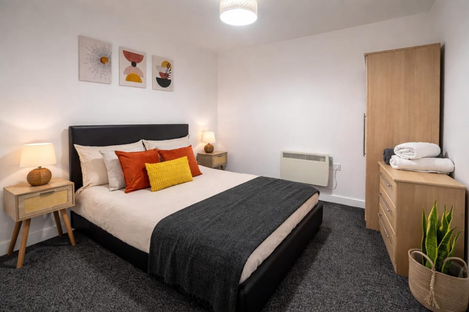 Bed, Photo of the whole room, Bedroom, towels