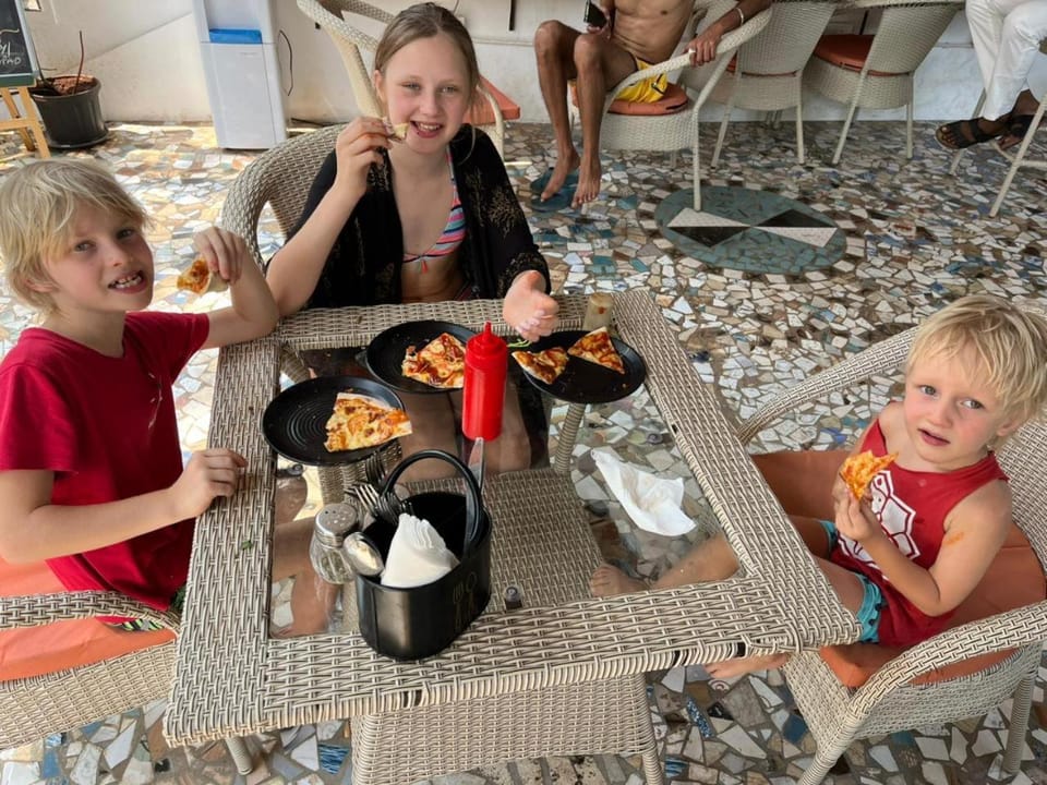 Restaurant/places to eat, People, Food and drinks, Banquet/Function facilities, Food, Lunch, Dinner, Drinks, children, group of guests, Family