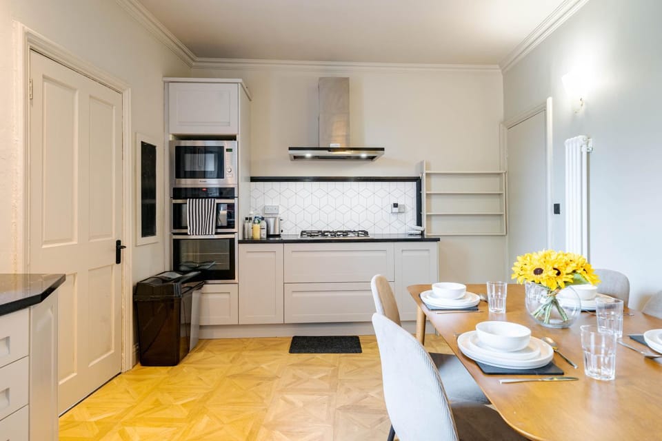 Kitchen or kitchenette, Dining area, oven, stove