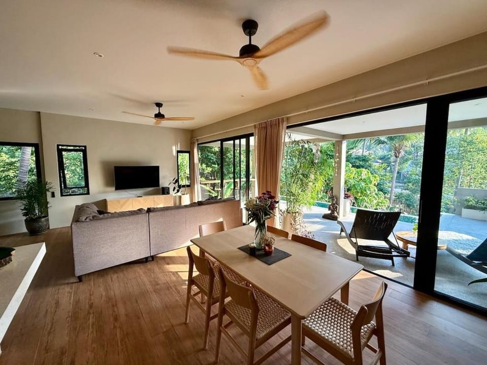 TV and multimedia, Living room, Seating area, Dining area