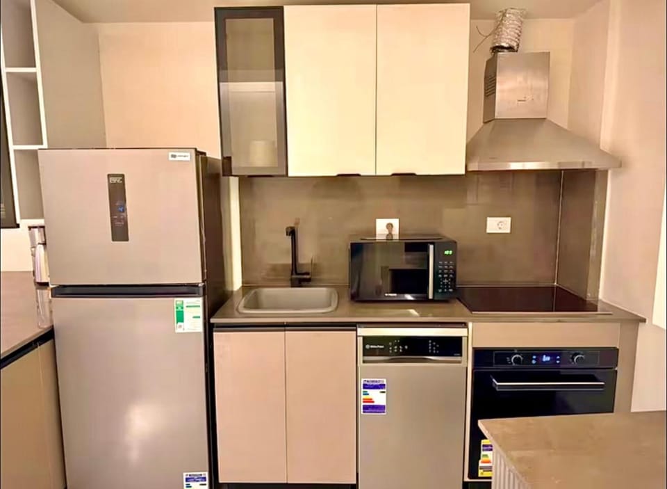Kitchen or kitchenette, dishwasher, minibar, oven, stove
