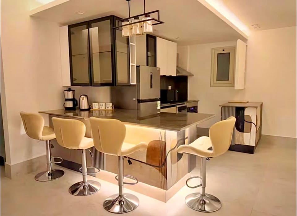 Kitchen or kitchenette, Dining area, minibar, oven, stove