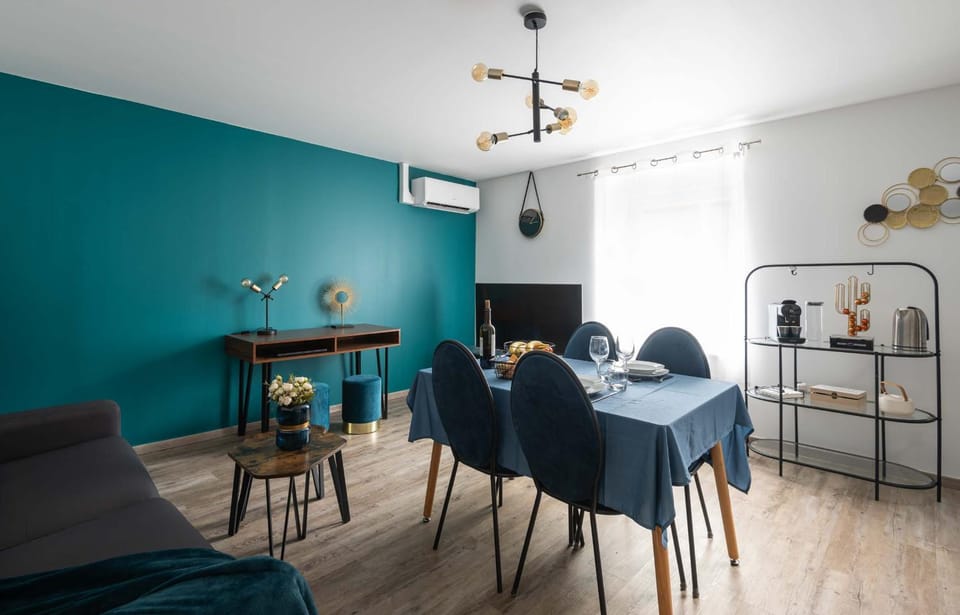 TV and multimedia, Coffee/tea facilities, Living room, Dining area, air conditioner