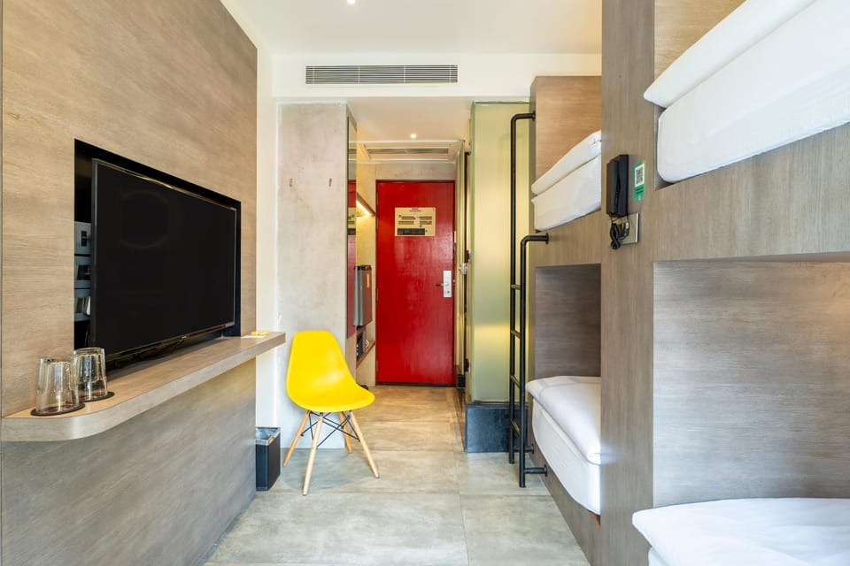 Bed, TV and multimedia, Photo of the whole room, Bedroom