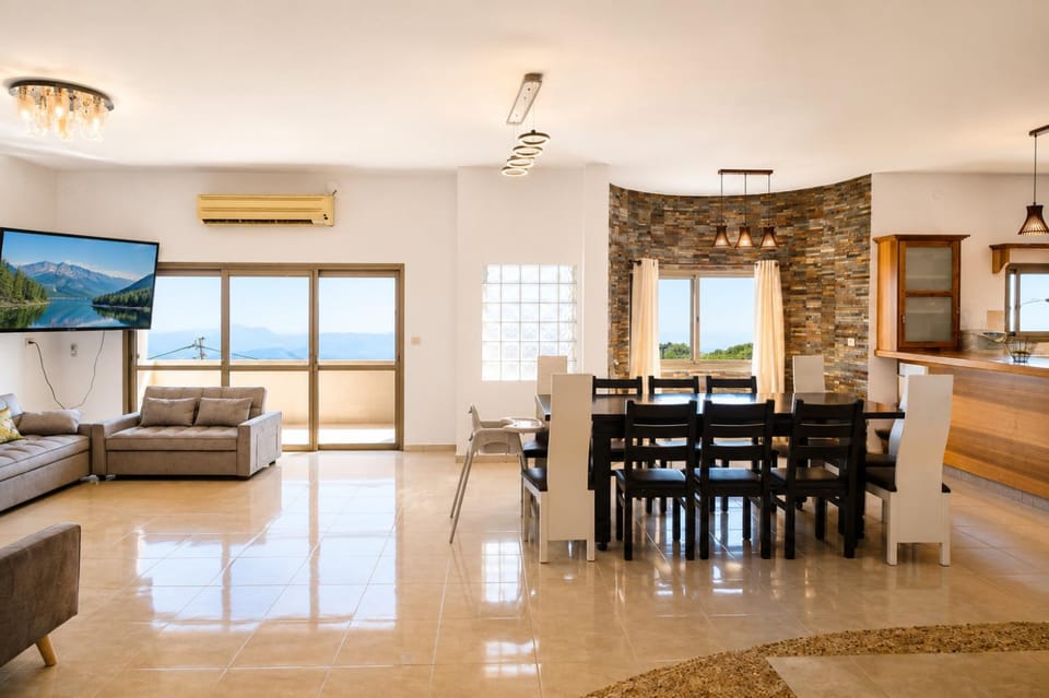TV and multimedia, Living room, Seating area, Dining area