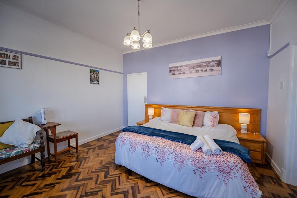 Bed, Living room, Photo of the whole room, Seating area, Bedroom