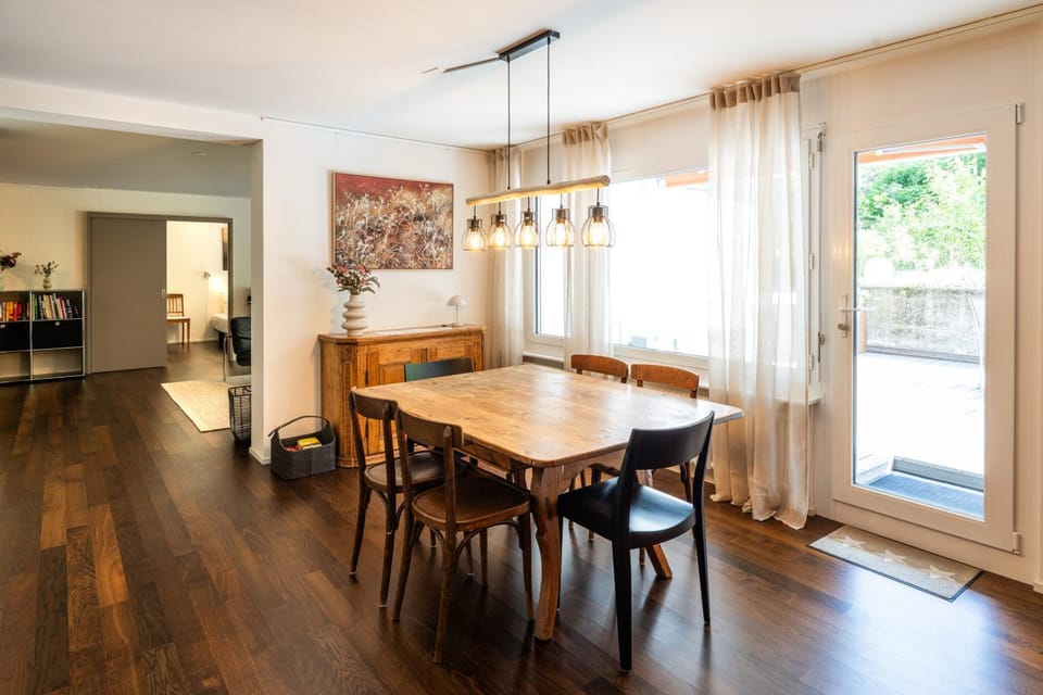 Seating area, Dining area