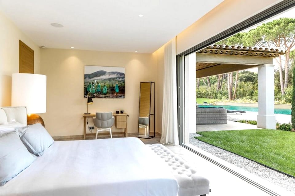 Patio, Bed, Day, Natural landscape, View (from property/room), Photo of the whole room, Bedroom, Pool view, Swimming pool