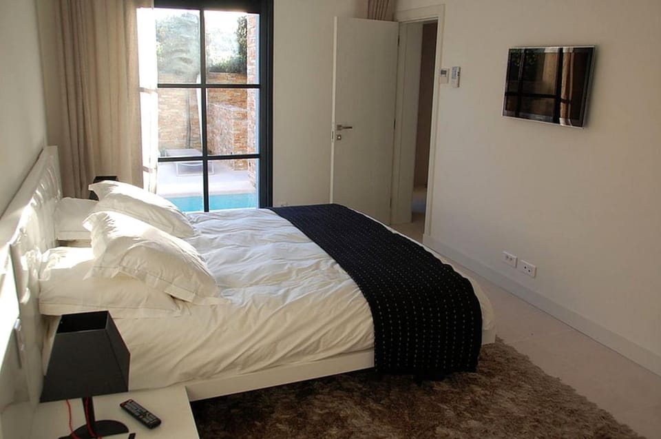 Bed, TV and multimedia, Photo of the whole room, Bedroom