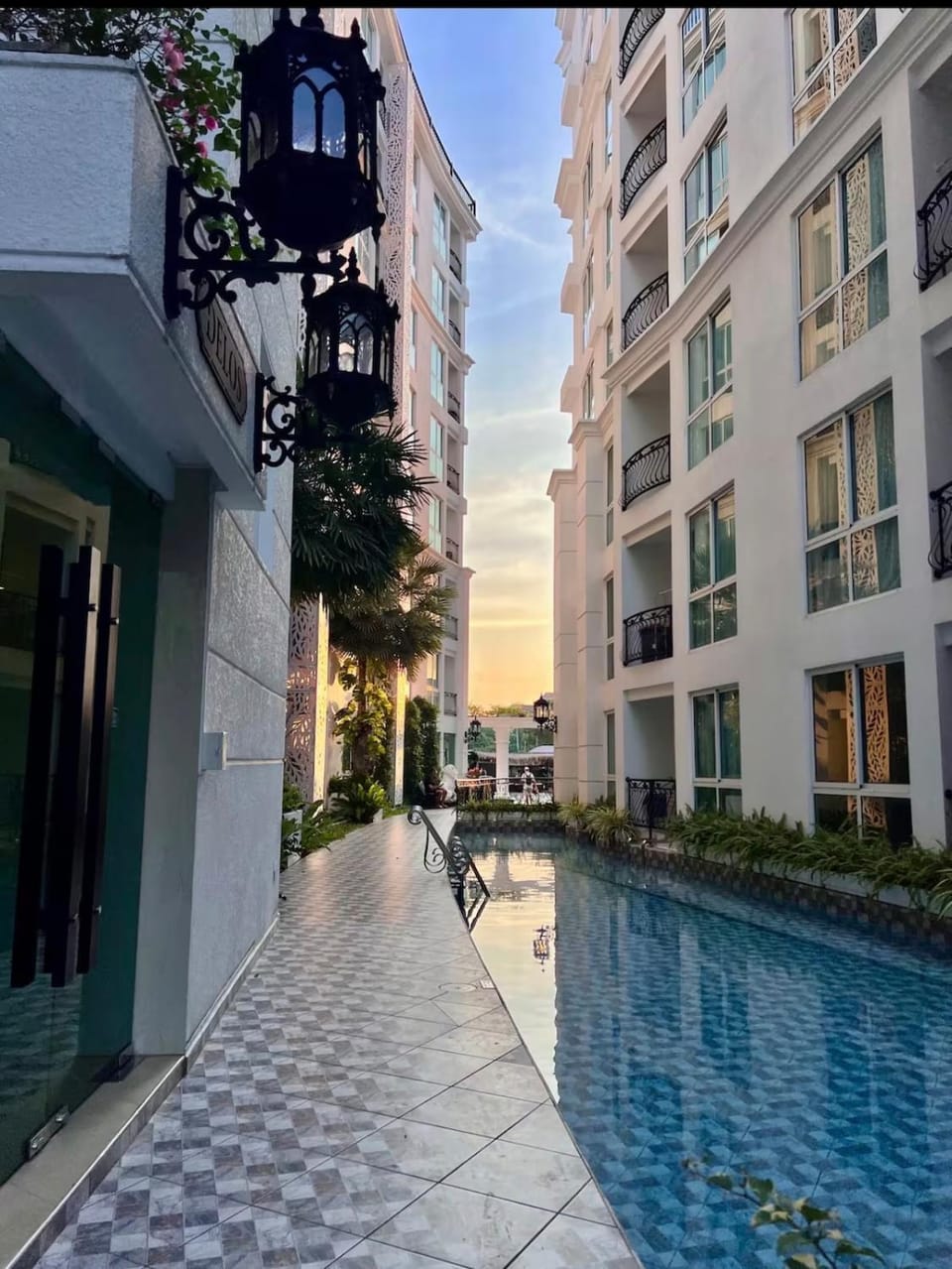 1 Bedroom French Style Condo with Lagoon Pool Apartment in Pattaya City
