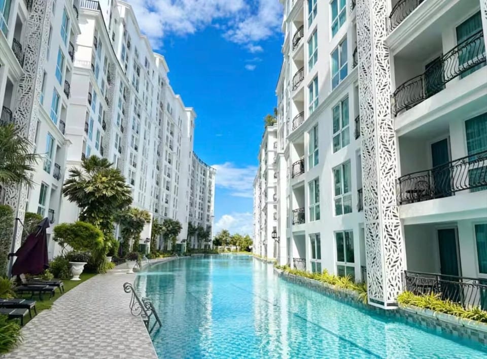 1 Bedroom French Style Condo with Lagoon Pool Apartment in Pattaya City