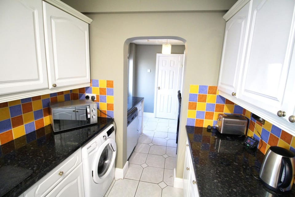 Large Bungalow - 3 Beds 2 Baths - Very Large Enclosed Garden - Dogs Stay Free Bed and Breakfast in Shirley