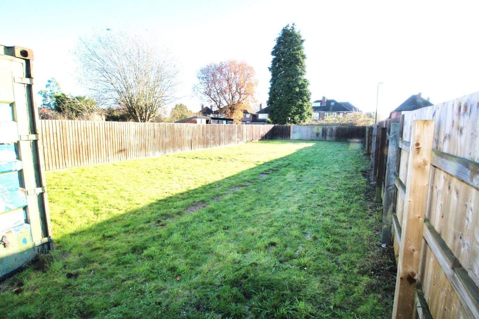 Large Bungalow - 3 Beds 2 Baths - Very Large Enclosed Garden - Dogs Stay Free Bed and Breakfast in Shirley