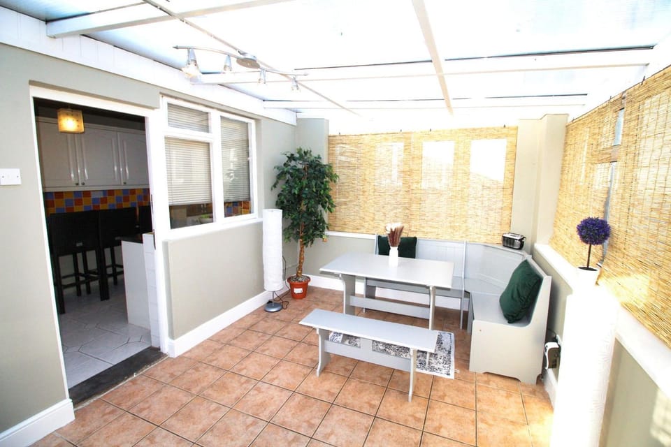 Large Bungalow - 3 Beds 2 Baths - Very Large Enclosed Garden - Dogs Stay Free Bed and Breakfast in Shirley