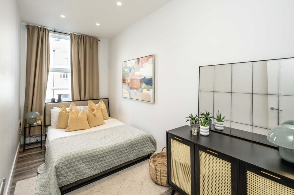 Modern Apartment by Hammersmith & Kensington Apartment in London